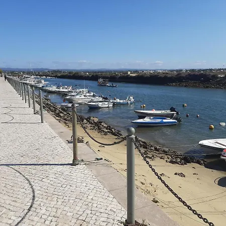 Dias Δωμάτια σε οικογενειακή κατοικία Fuzeta